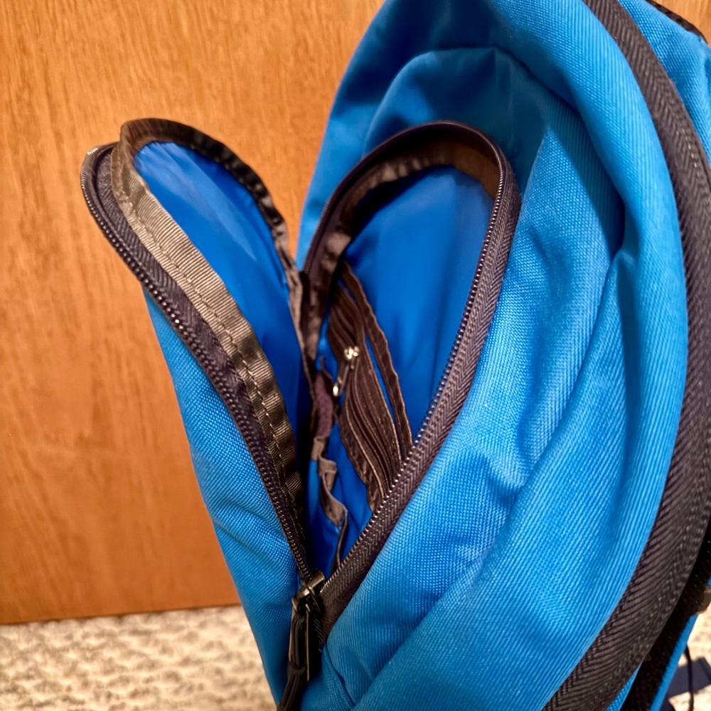 The North Face Vault Backpack Never Used - Picture 4 of 9
